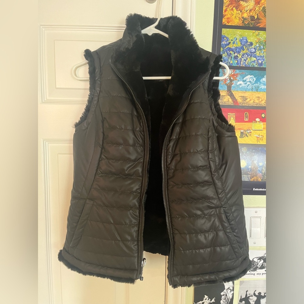 Black vest with fuzzy lining
No tags
Never worn
Sturdy material, good for winter